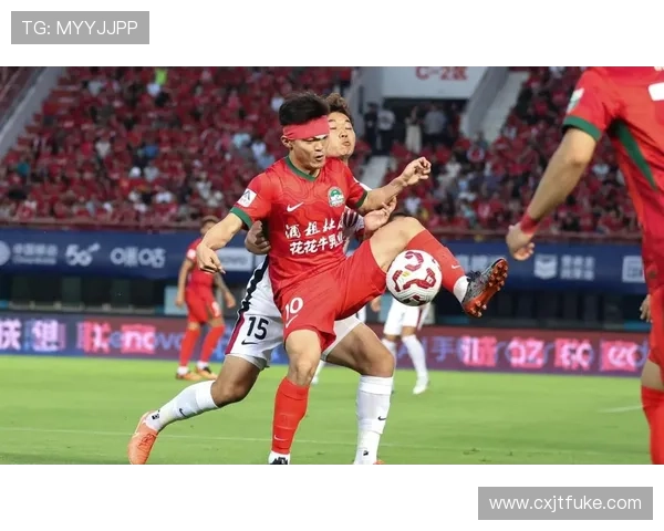 中国足球新星崭露头角 打破多项纪录引发球迷热议