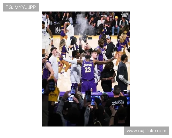 詹姆斯复出后领衔湖人迎战勇士,季后赛席位争夺战进入关键时刻 詹姆斯复出后领衔湖人迎战勇士,季后赛席位争夺战进入关键时刻